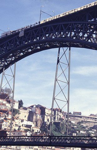 1994 - Vários elementos da Quercus “saltam” da ponte D. Luís no Porto como forma de alerta contra a incineração.  © Paulo Monteiro/QUERCUS